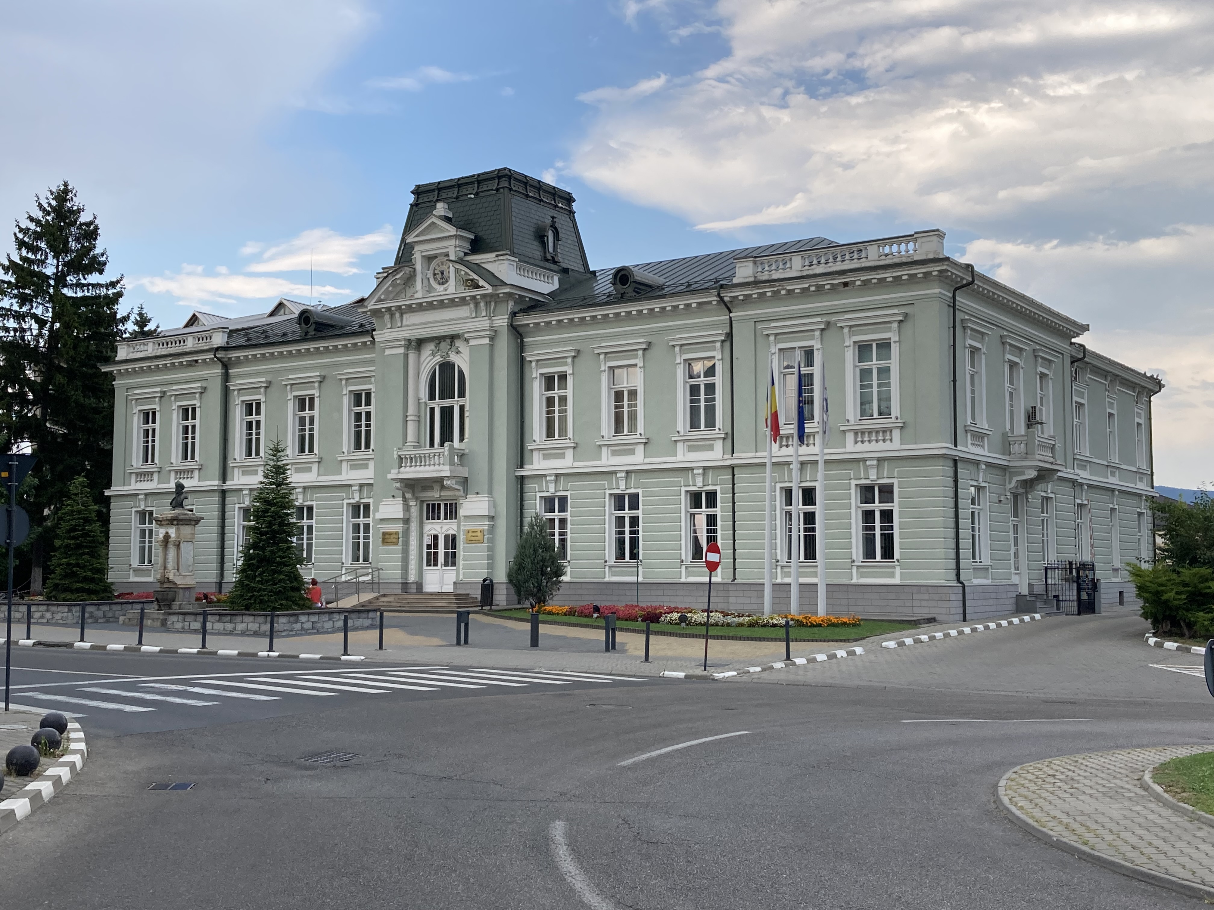 Foto de context: sediul Primăriei Râmnicu Vâlcea; imaginea nu surprinde ședința sau documentul descris.